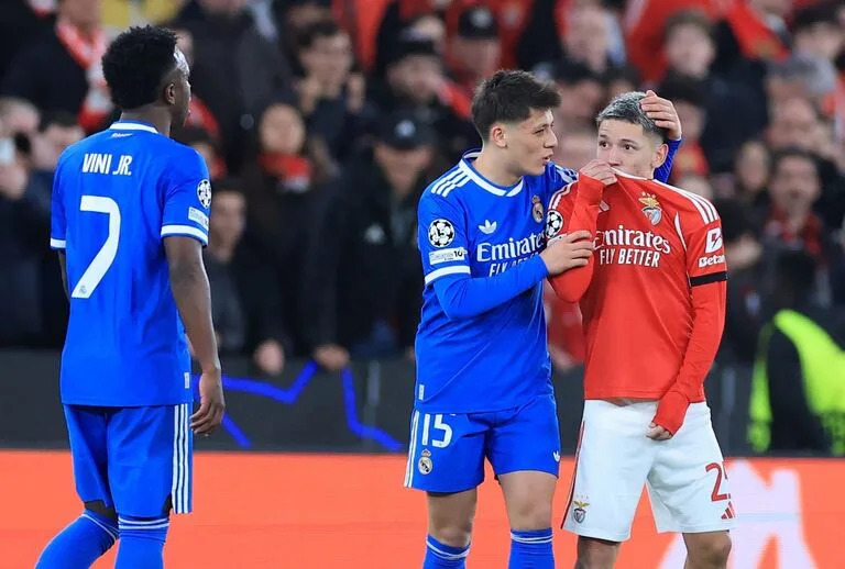 Gianluca Prestianni se cubre la boca mientras, supuestamente, insulta a Vinícius Júnior en el polémico Benfica vs. Real Madrid de Champions League de este año, por el que UEFA suspendió al argentino; ahora FIFA expulsará a los futbolistas que confronten cubriéndose los labios
