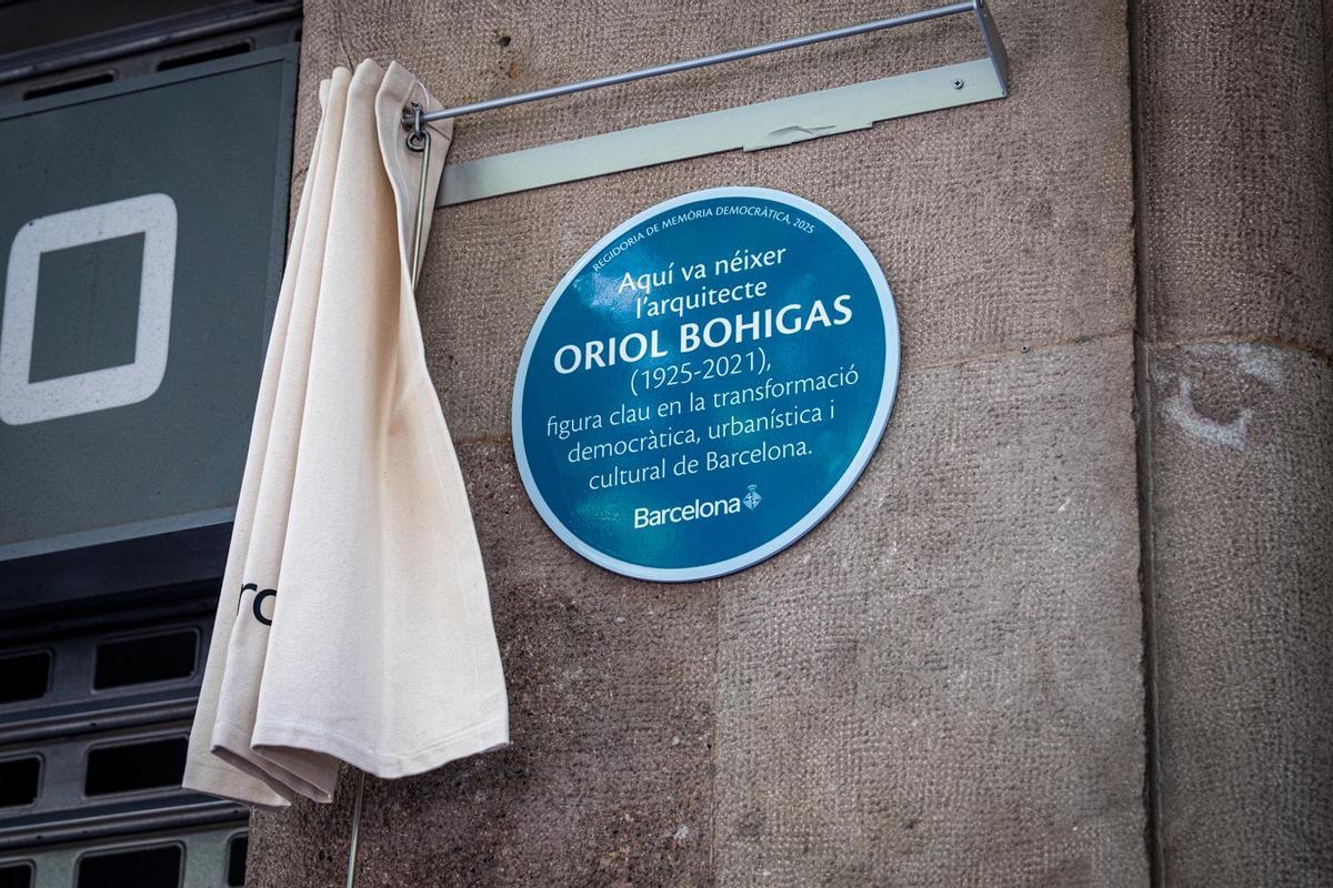 La placa conmemorativa al arquitecto Oriol Bohigas en l'Esquerra de l'Eixample