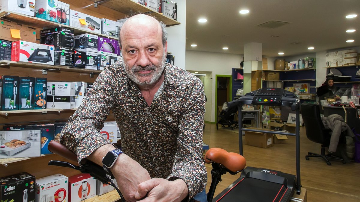 Javier Hernando en la tienda física donde se pueden adquirir productos nuevos y seminuevos generados por devoluciones de compra on line. TOMÁS ALONSO