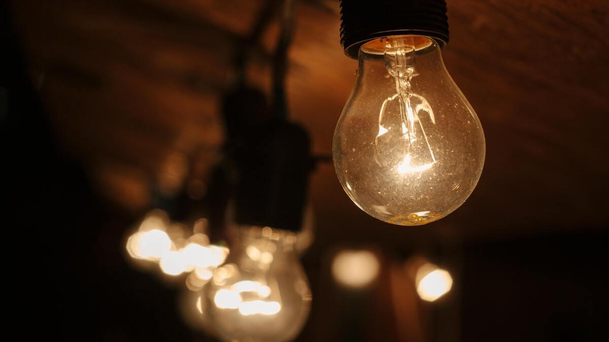 Precio de la luz hoy domingo 17 de mayo por franjas y tramos: ¿Cuándo es más barata?