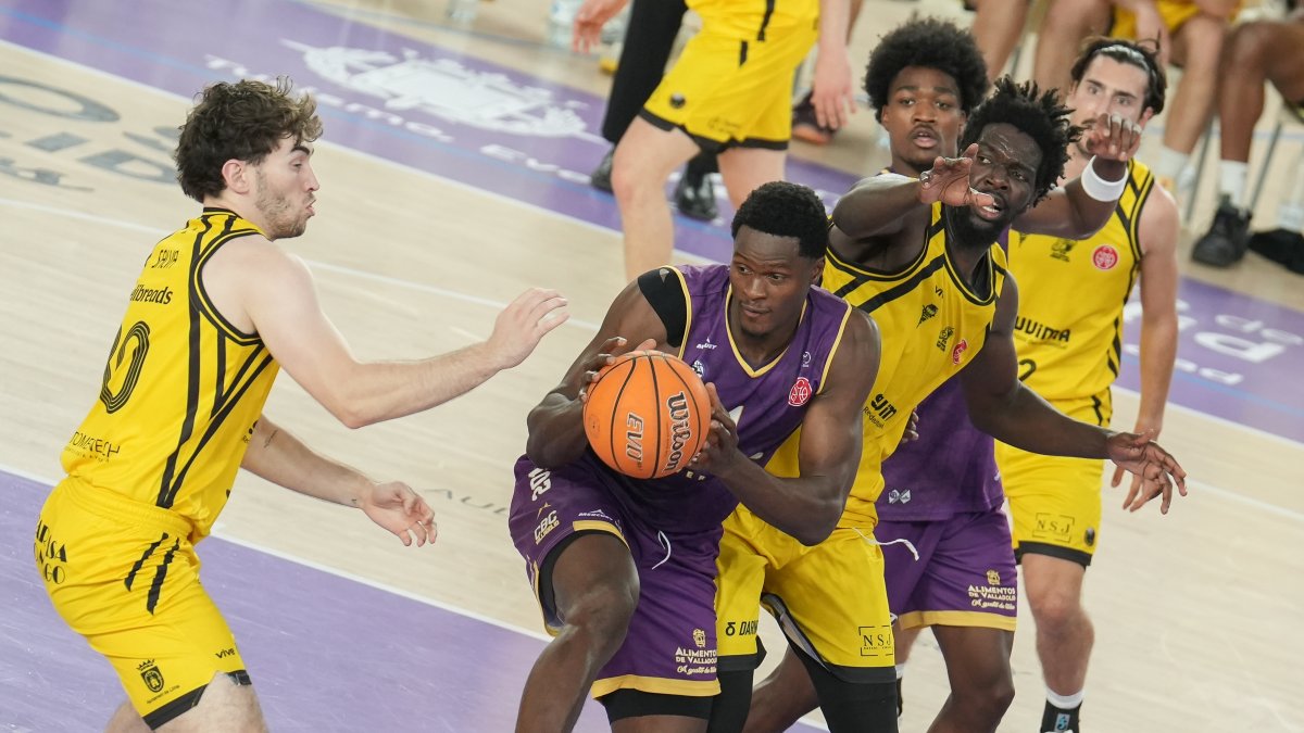Taiwo en una acción del partido ante Llíria.