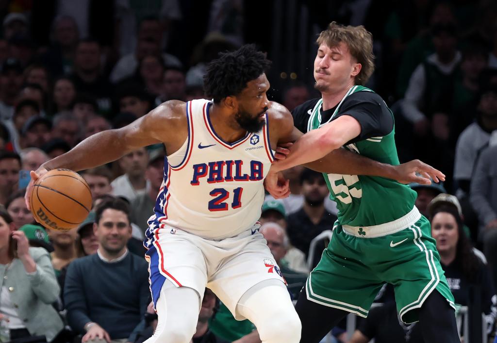 Joel Embiid trata de superar la defensa de Baylor Scheierman.