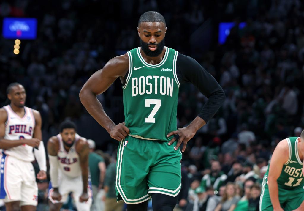 Jaylen Brown, con gesto de preocupación durante el séptimo partido ante los Sixers.