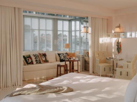 El color blanco predomina en las habitaciones del hotel 