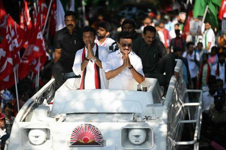 Adiós al Stalin indio. M.K. Stalin, líder del Dravida Munnetra Kazhagam (DMK), (en la foto, durante la campaña) ha sido descabalgado del poder en Tamil Nadu (75 millones de habitantes). Su nombre no es ningún apodo. Se lo puso su padre -y predecesor- M. Karunanidhi. 