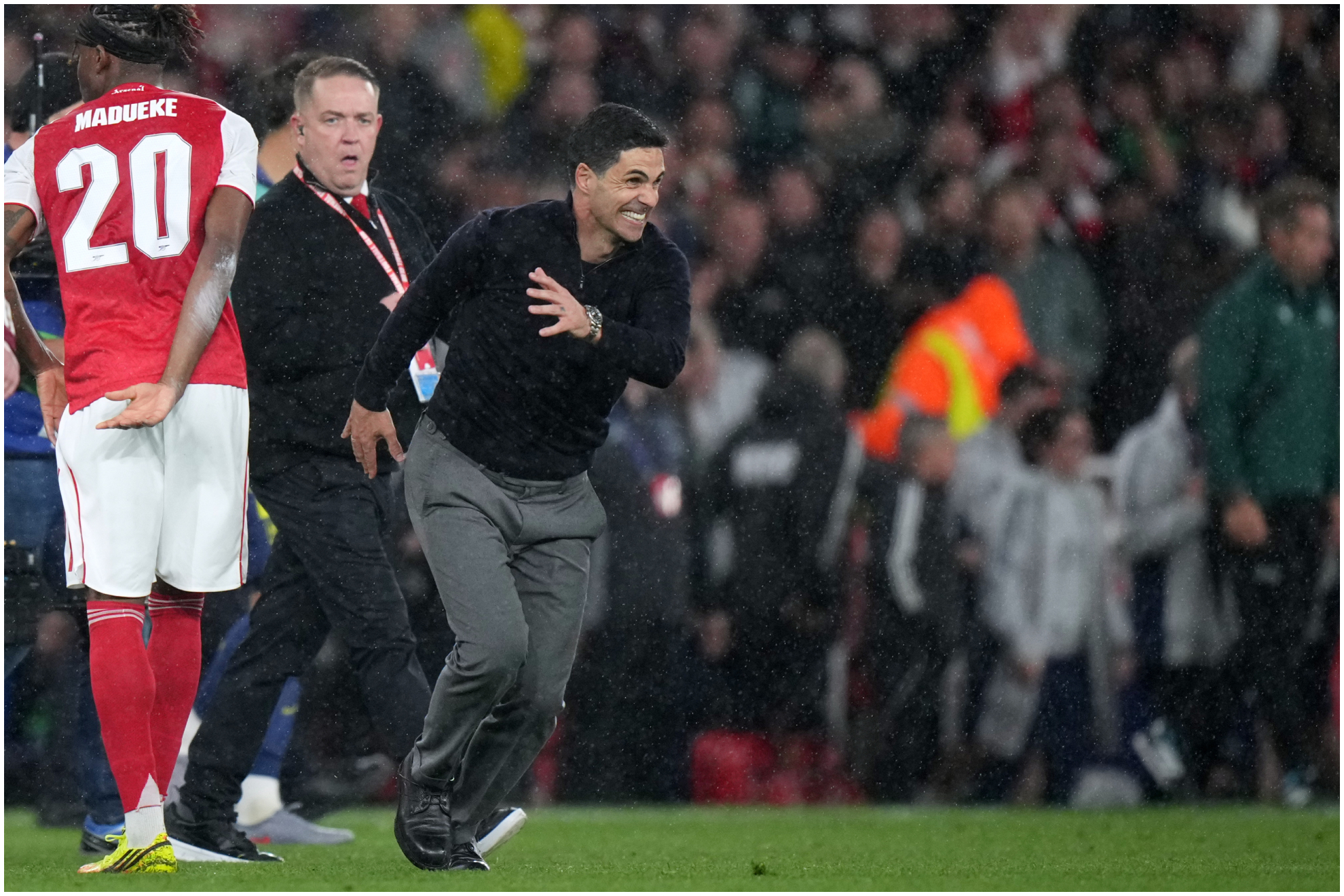 Arteta corre a celebrar el triunfo de anoche.