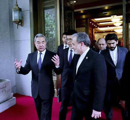 Wang Yi, que en los últimos cinco años, que se sepa, no ha viajado a Irán, recibió este miércoles en Pekín a su homólogo iraní Abas Araghchi, a la derecha de la foto 