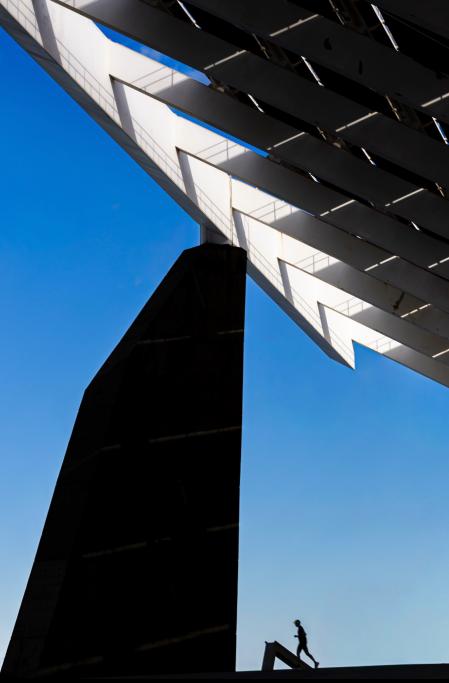 Corriendo bajo la Pérgola Fotovoltaica del Parque del Fórum.