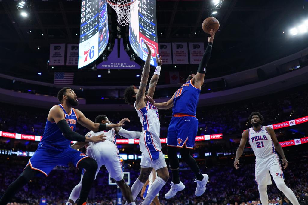 Brunson hace una bandeja ante la defensa de Oubre Jr.