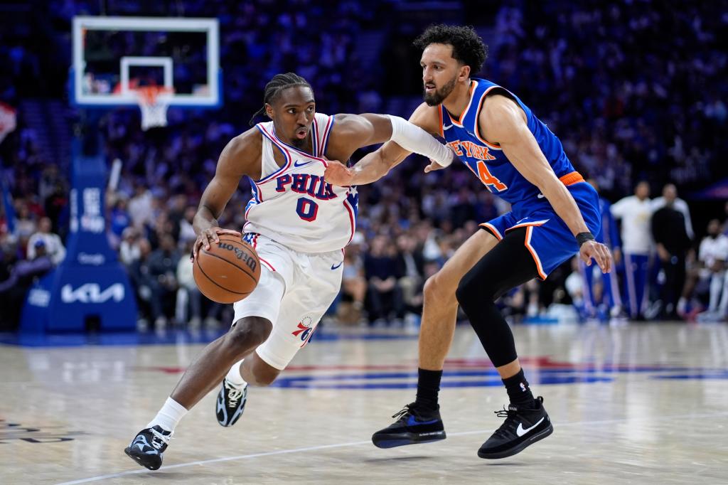 Tyrese Maxey intenta superar la defensa de Landry Shamet.