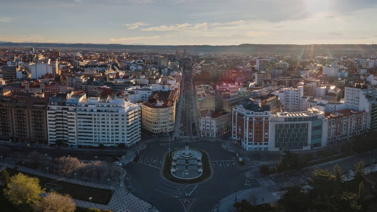 La Casa del Robot forma parte del paisaje urbano más reconocible de León desde su construcción en 1966.