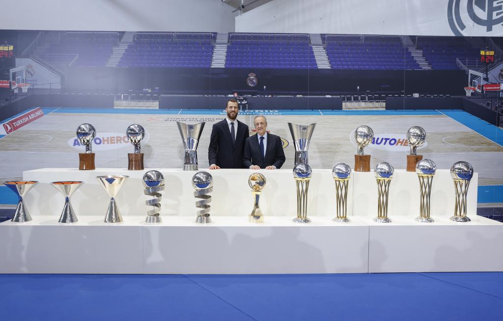 Sergio Rodríguez, responsable de la sección blanca, junto al presidente Florentino Pérez.