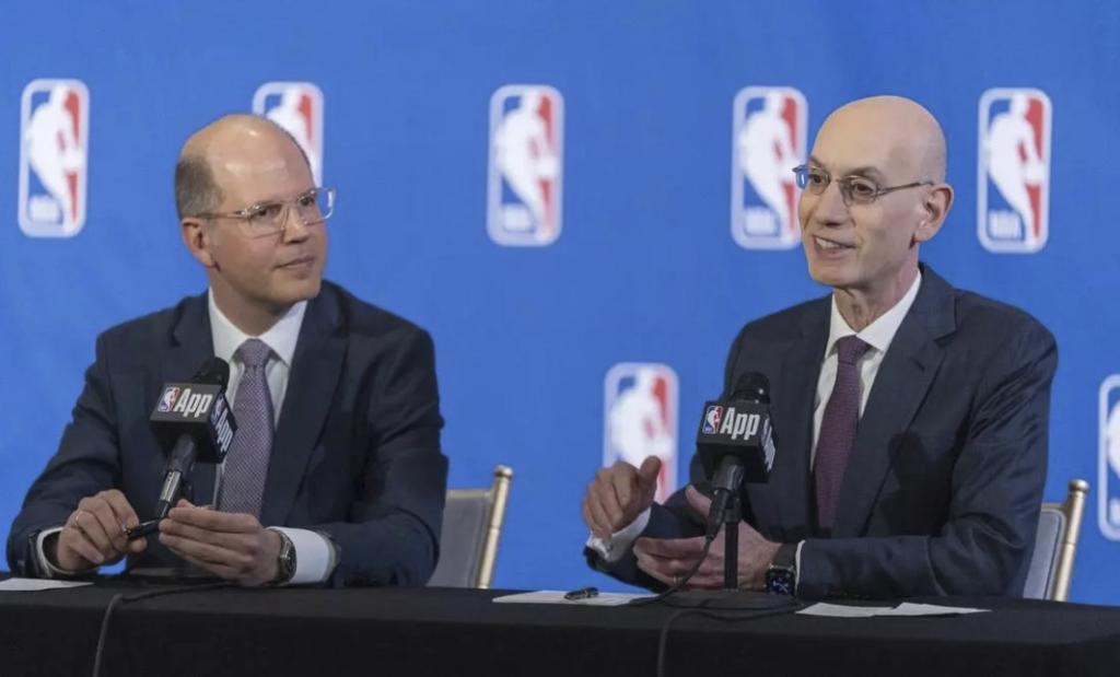 Andreas Zagklis, secretario general de la FIBA, y Adam Silver, comisionado de la NBA.