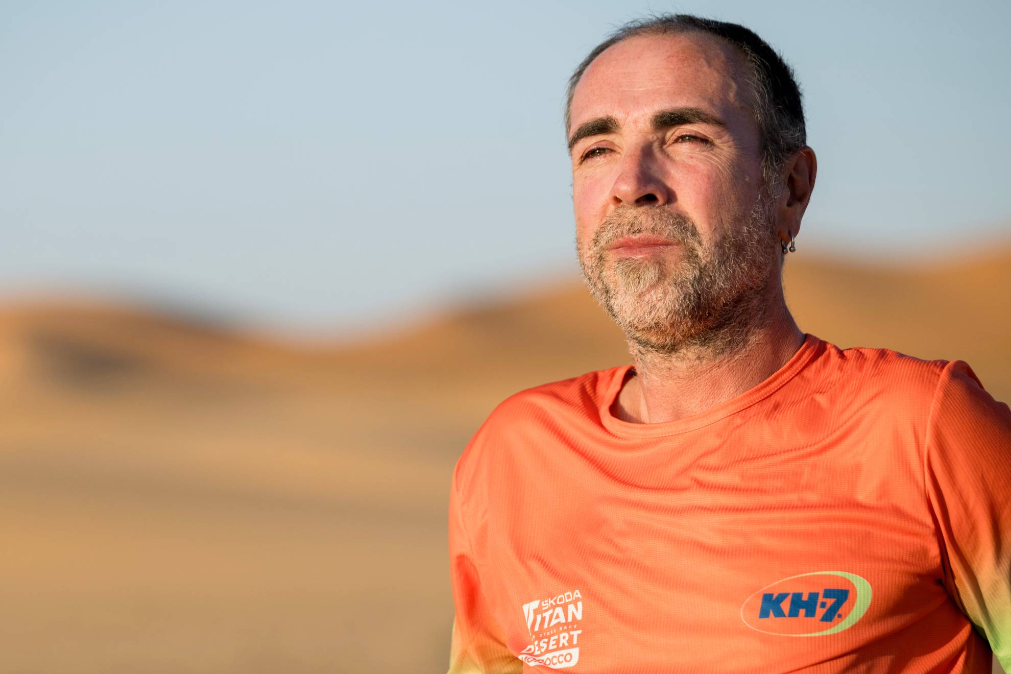 Su participación en la Skoda Titan Desert se debe a una llamada de la Clínica Guttmann.
