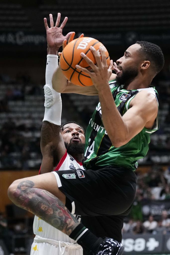Cameron Hunt penetra a canasta ante la defensa de Shannon Evans.