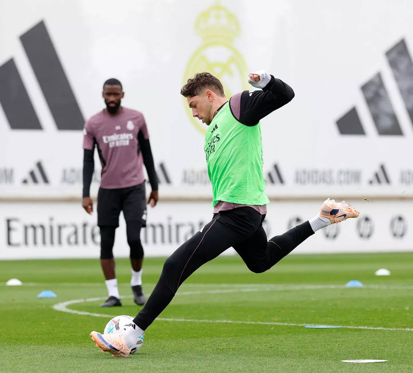 Valverde reaparece con el grupo en el entrenamiento matutino.