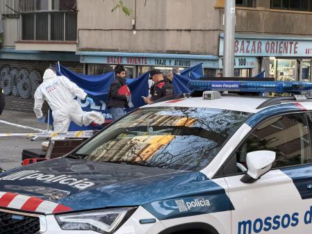Dispositivo de los Mossos por la muerte de un hombre en la calle Mineria de Barcelona, este sábado 