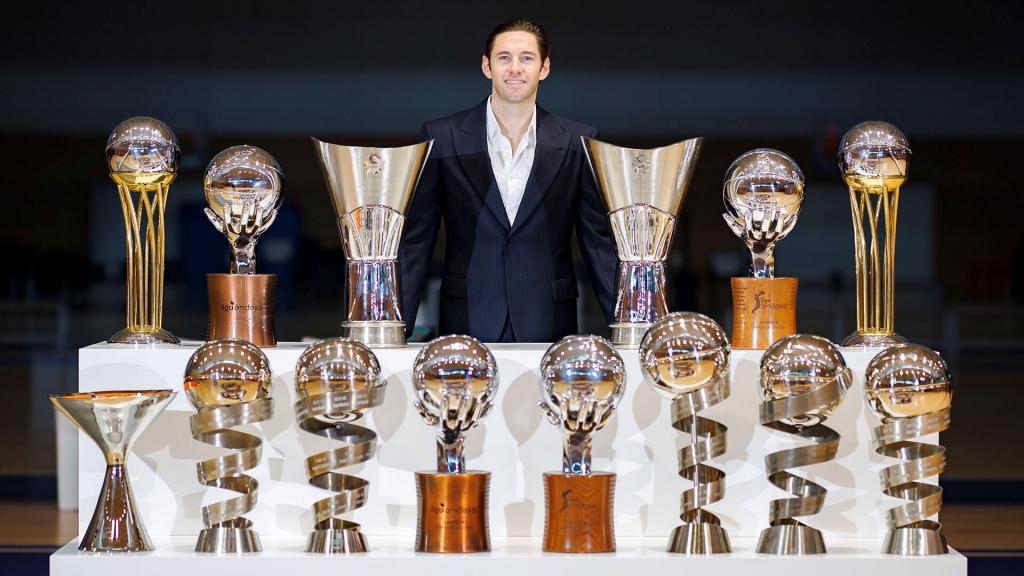 Fabien Causeur posa con los títulos ganados con el Real Madrid.