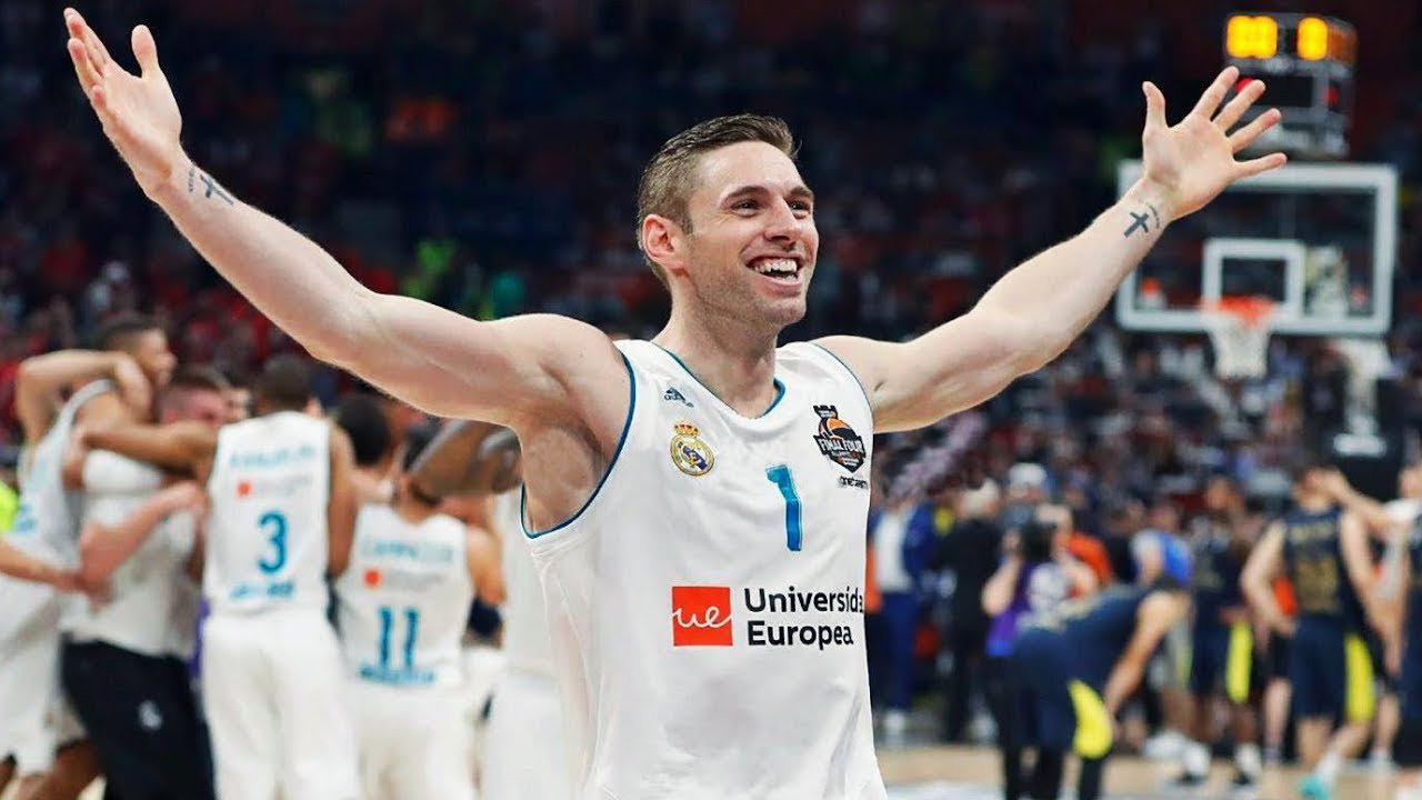 Fabien Causeur celebra la Euroliga de 2018.