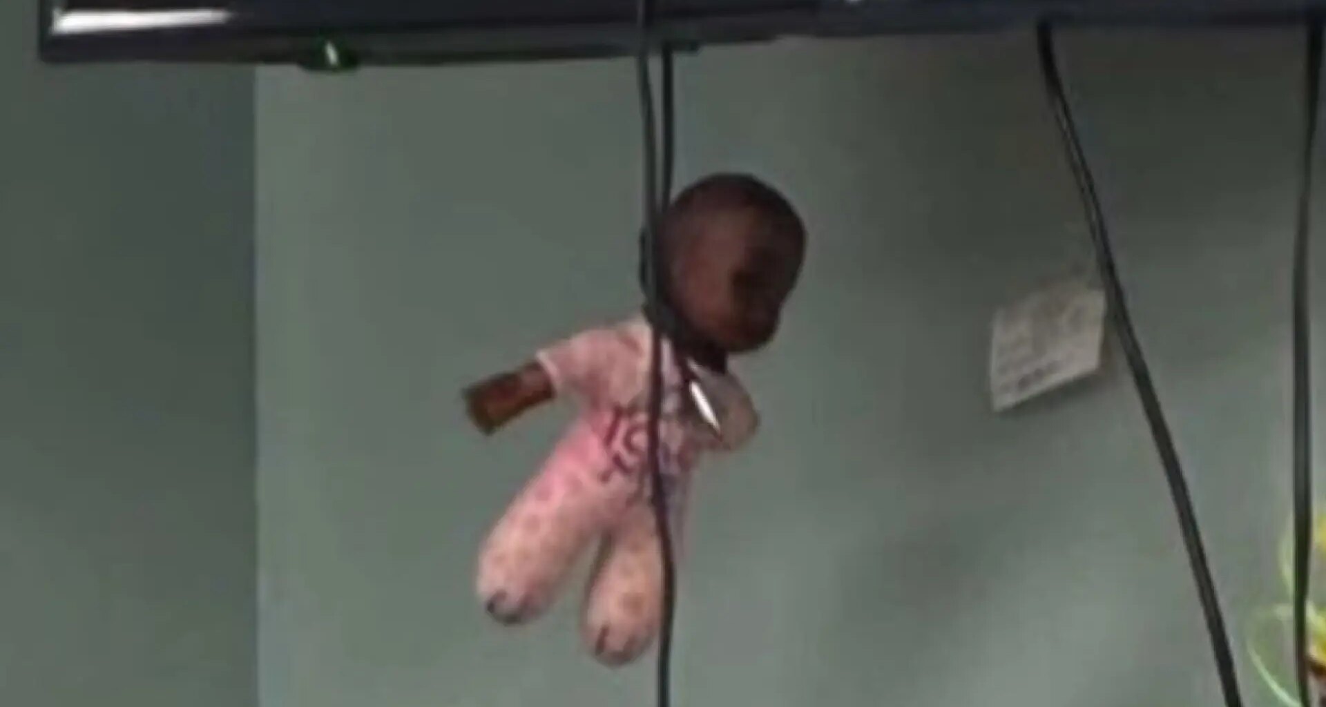 Despedida una profesora en EEUU tras colgar en el aula una muñeca negra: "Esto es odio y trauma puro y duro"