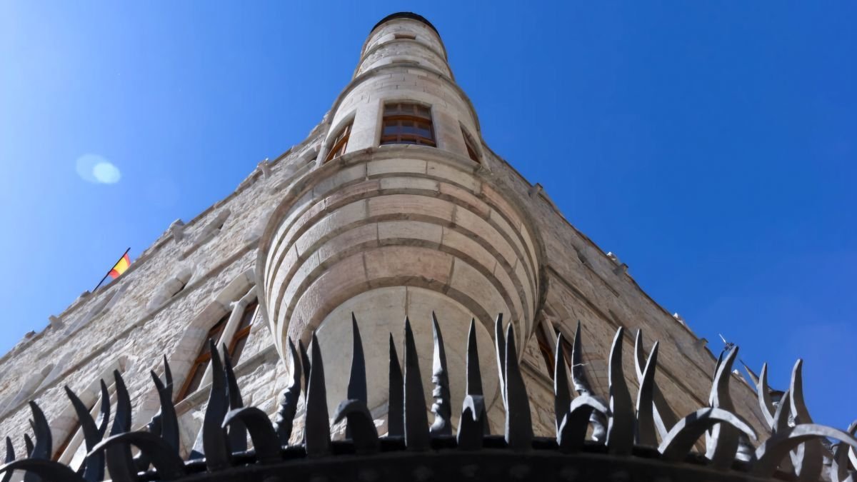 Museo Casa Botines es uno de los lugares referencia de turismo cultural de la provincia de León.