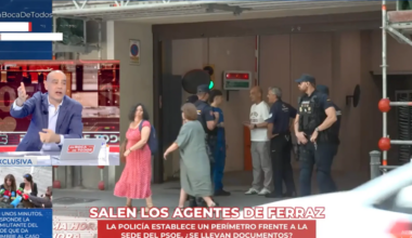 Se llevan las pertenencias de una reportera de 'En boca de todos' en la puerta de Ferraz: "¡Mi bolso!"