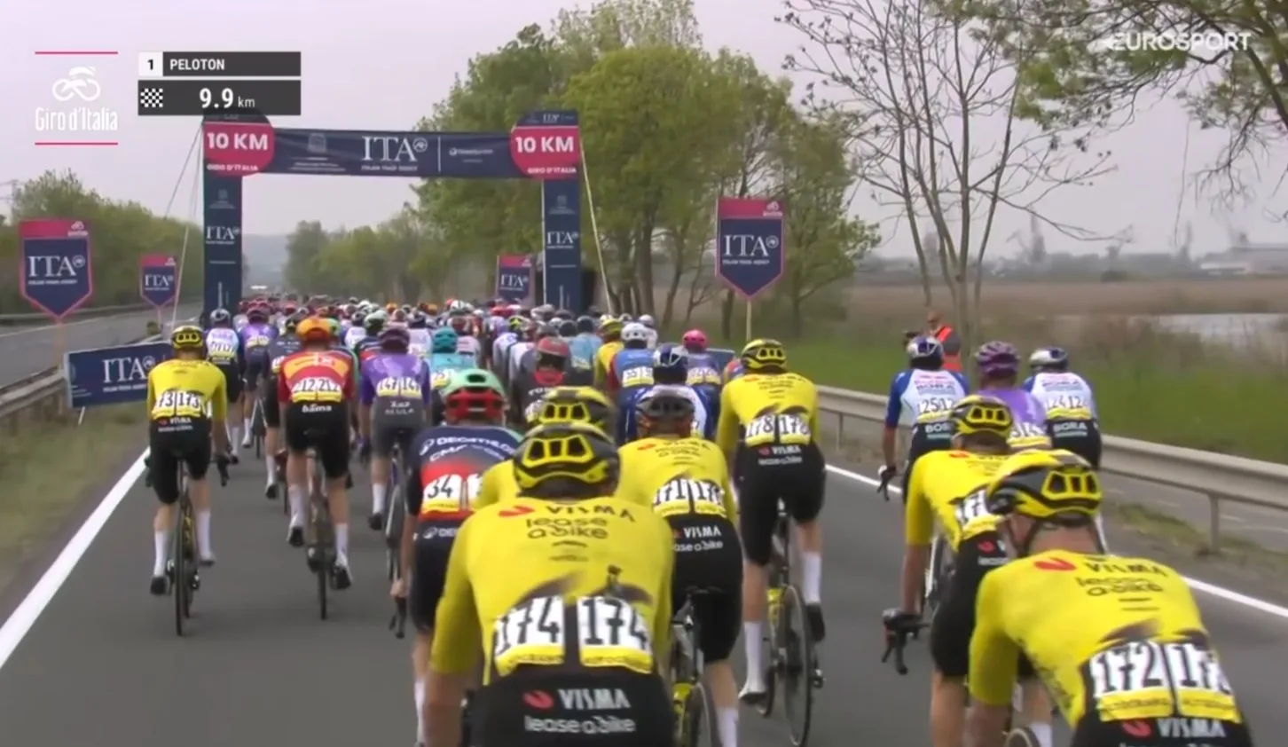 Jonas Vingegaard y su equipo eligen la parte trasera del pelotón en la primera etapa del Giro d´Italia 2026.