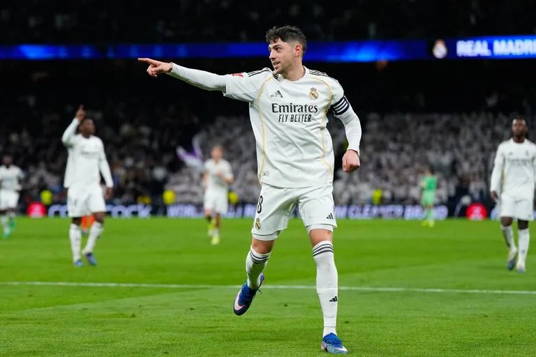 El uruguayo Federico Valverde es el capitán de un Real Madrid que quedó eliminado en todas las copas y puede ver a Barcelona dar la vuelta en su propia cancha el domingo que viene