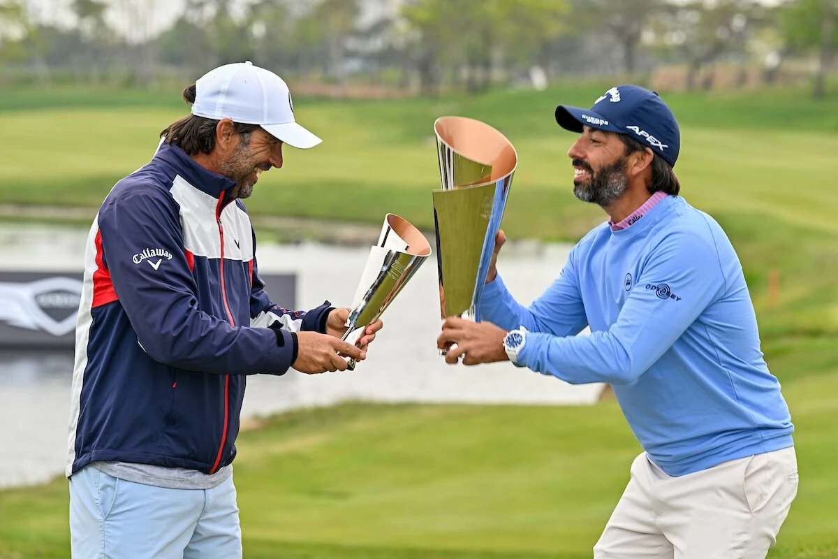 Pablo Larrazábal celebra con su caddie Raúl Quirós su triunfo en el Korea Championship presented by Genesis. © Golffile