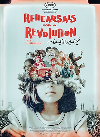 Póster de "Rehearsals for a Revolution". Una niña con cabello oscuro en primer plano, su cabello contiene rostros de personas. Al fondo, la Torre Azadi y una multitud