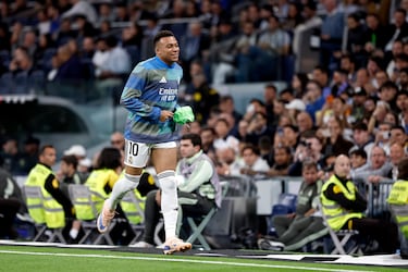 El astro frances salta a calentar bajo una sonora pitada que se prolonga cuando sustituye a Gonzálo. El 9 blanco encajó los silbidos con una media sonrisa.