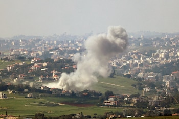 Imagen de los bombardeos israelíes en el sur del Líbano. EFE/EPA/ATEF SAFADI
