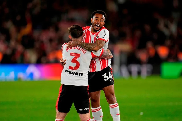 El brasileño Welington (34) y Ryan Manning festejan el triunfo de Southampton ante Middlesbrough, pero el tribunal de ética excluyó a su equipo de la final del los playoffs de ascenso a la Premier League