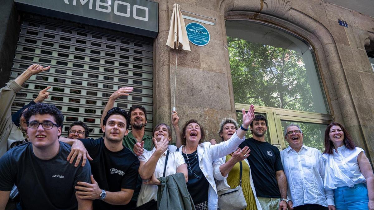 Inauguración de la placa conmemorativa al arquitecto Oriol Bohigas en la calle Casanova, 71.