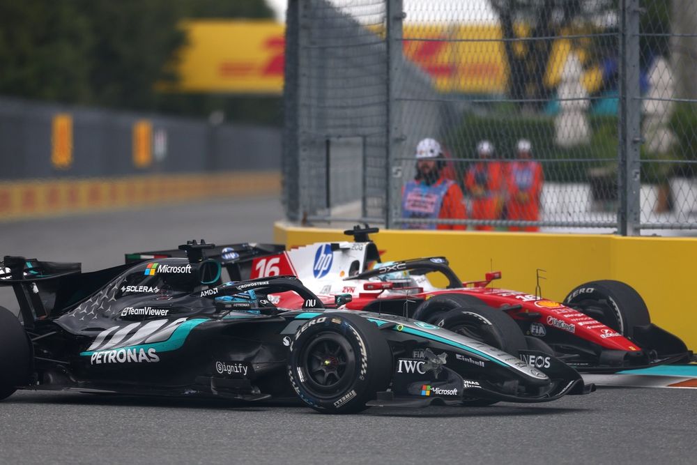 Charles Leclerc, Ferrari, y George Russell, Mercedes, en el final del GP de Miami.