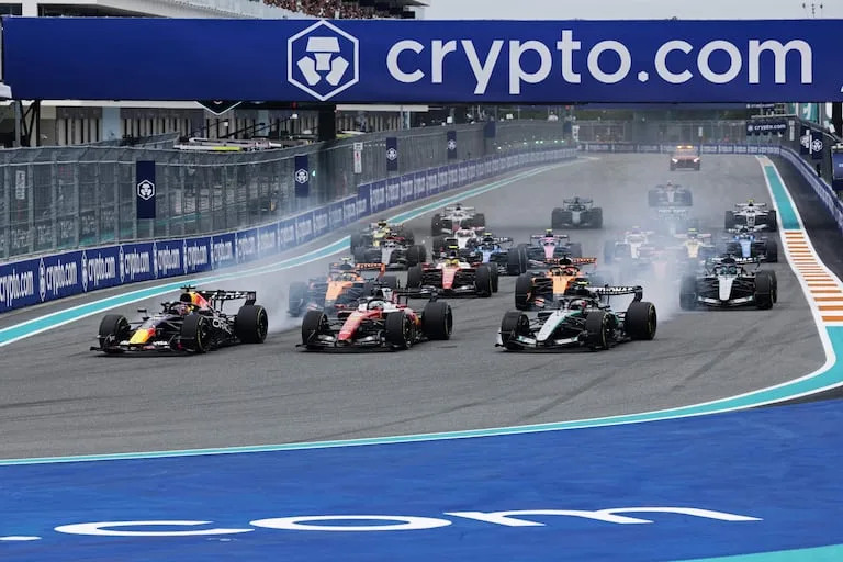 Max Verstappen, Charles Leclerc y Andrea Kimi Antonelli llegan al límite a la primera curva del circuito de Miami; el italiano falló en el lanzamiento, pero se recuperó para firmar un gran triunfo