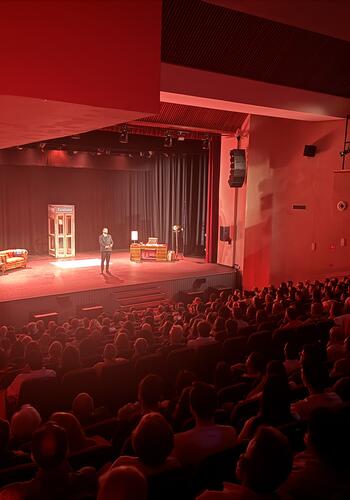Manu Sánchez no defrauda con su humor lógico, andaluz y sincero