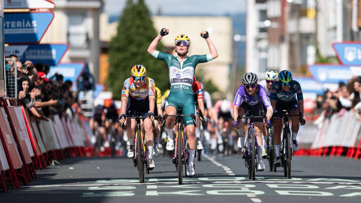 Lotte Kopecky se impone con autoridad en un exigente final en Antas de Ulla