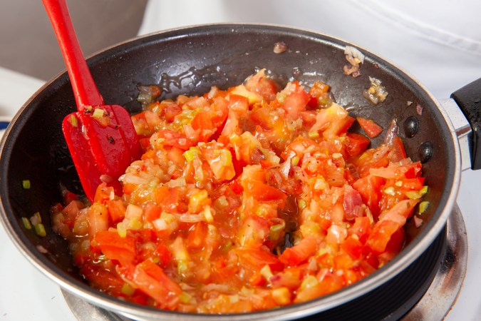 El secreto del sofrito está en cocinar las cebollas a fuego lento.