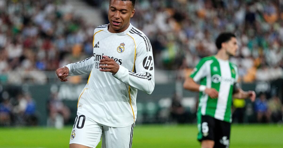 El lesionado Kylian Mbappé defiende su compromiso con Real Madrid tras viaje antes del clásico
