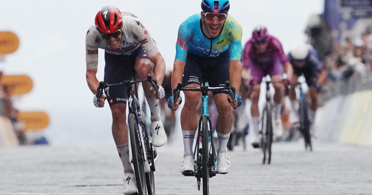 Ballerini esquiva caída al final y logra en Nápoles su primera victoria de etapa en el Giro