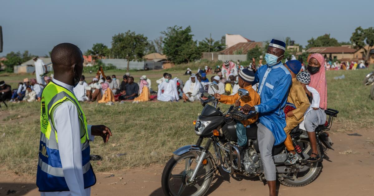 Uganda cierra su frontera con Congo, donde aumentan los casos sospechosos de un tipo raro de ébola