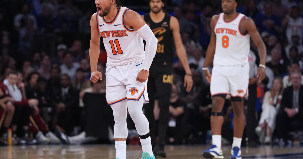 Brunson y Knicks borran déficit de 22 puntos en 4to periodo y pegan primero en serie ante Cavs