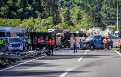 Foto del accidente en la AP-8 en Elgoibar en el que han fallecido cinco policías forales.