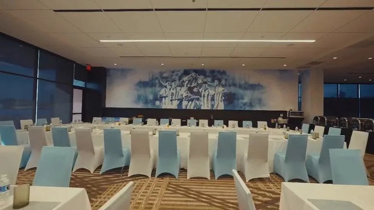 El comedor de la concentración, ambientado con una marcada estética argentina.
