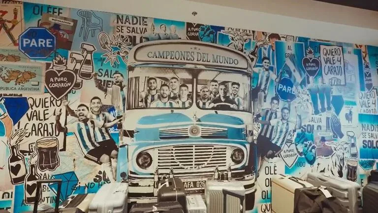 El mural de la Scaloneta, parte de la escenografía habitual de Ezeiza, también fue replicado en la concentración argentina en Estados Unidos