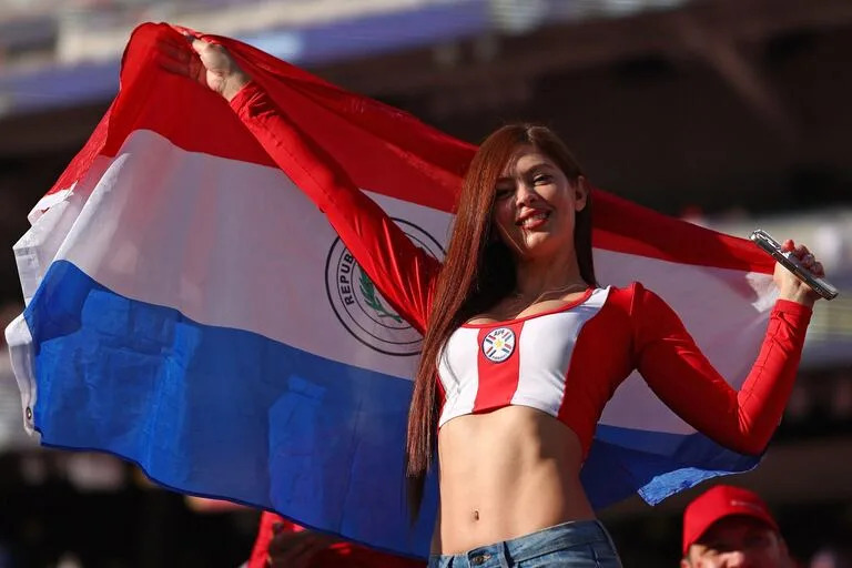 Una simpatizante paraguaya flamea una bandera