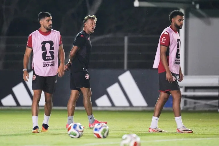 El nuevo entrenador de Túnez Herve Renard da instrucciones a su equipo durante una sesión de entrenamiento antes de su partido ante Japón en la Copa Mundial el martes 16 de junio del 2026.(AP Foto/Dolores Ochoa)