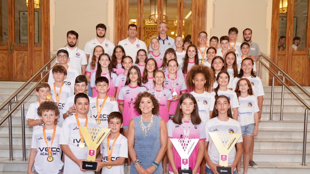 Recepción en el Ayuntamiento a los equipos de mini autonómicos de Ponce, San Isidro y CBC Valladolid dominadores en Castilla y León.