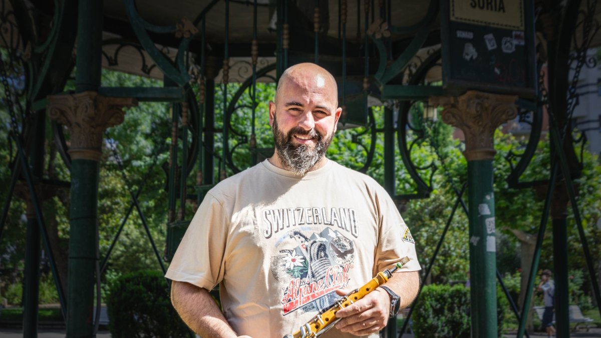 El dulzainero Javier Ramírez posa ante el Árbol de la Música de Soria.